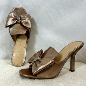 NEW Adrienne Vitadini Bow Detail Champagne High Heel Womens Shoes / Sz 6.5